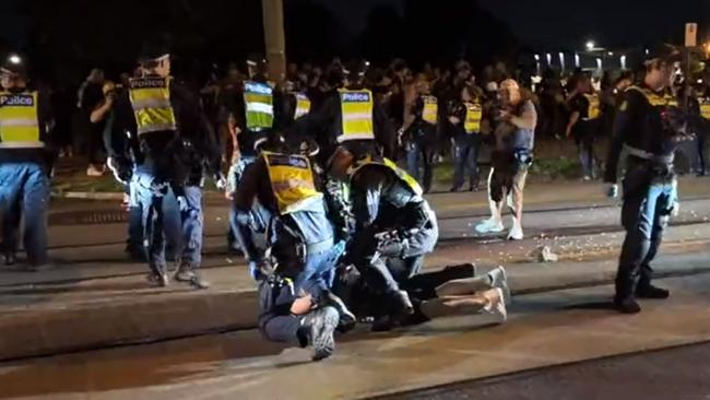 Pro-Palestinian and pro-Israel protestors clash in Melbourne's inner south-east on Friday night. Credit: Rukshan Fernando, @therealrukshan/Twitter