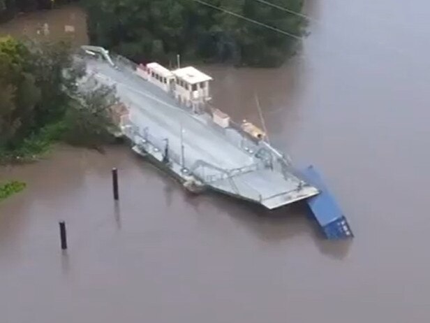 It comes into contact with the jetty before heading towards the houseboats.