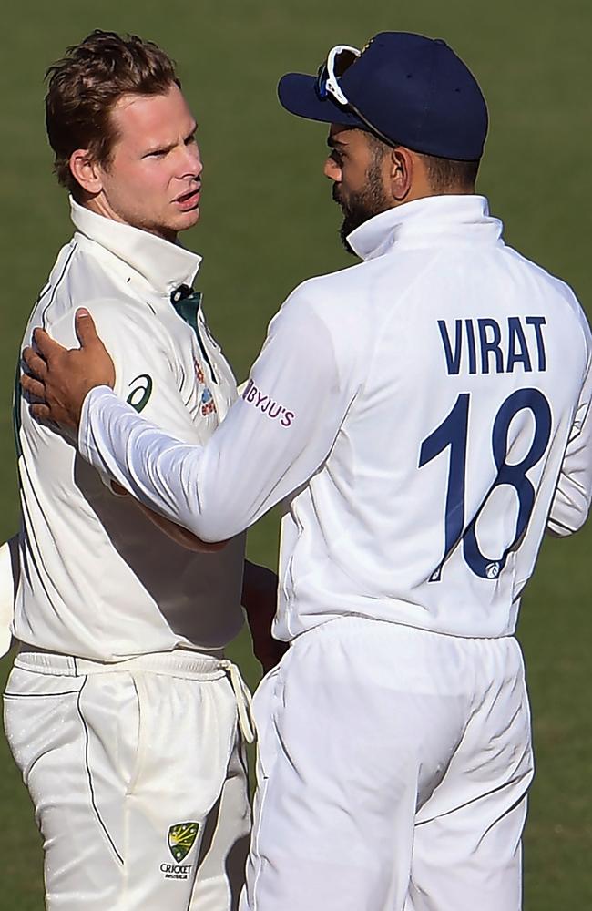 Australia's Steve Smith (L) talks with India's Virat Kohli. (Photo by William WEST / AFP)