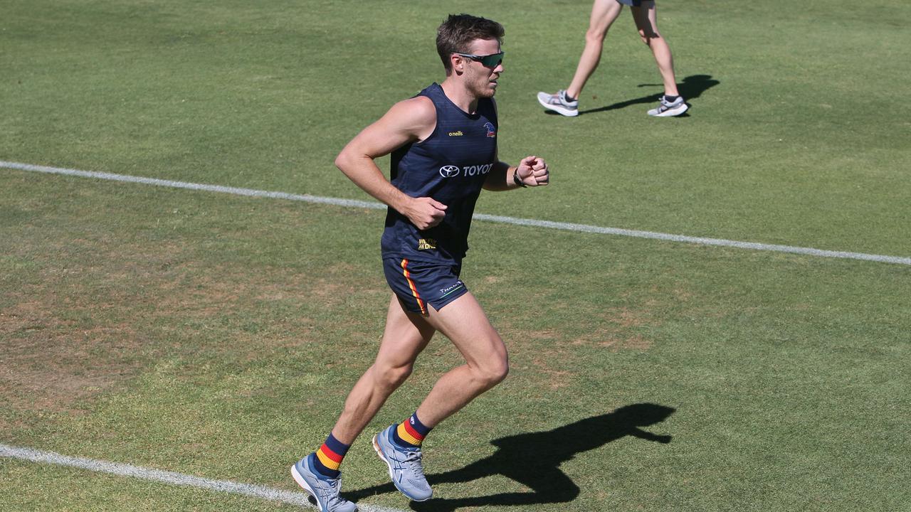 Paul Seedsman runs laps in sunglasses. Picture: Emma Brasier