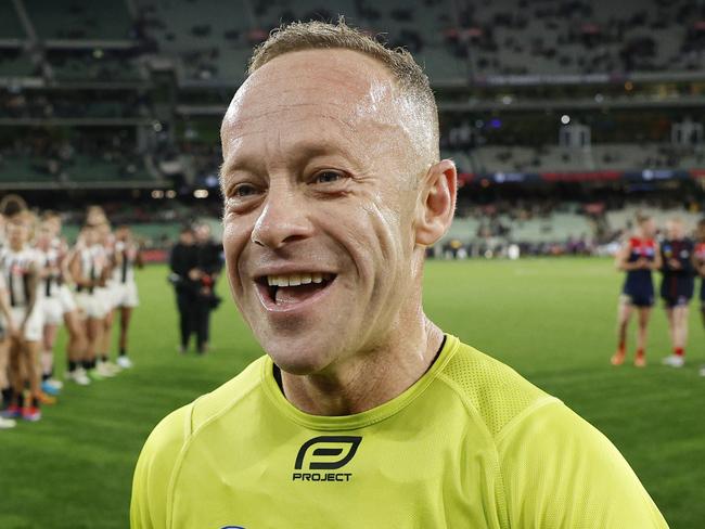 NCA. MELBOURNE, AUSTRALIA. August 23  2024. AFL Round 24. Melbourne vs Collingwood at the MCG.   Retiring umpire Ray Chamberlain gets a guard of honour after umpiring his last game   . Pic: Michael Klein