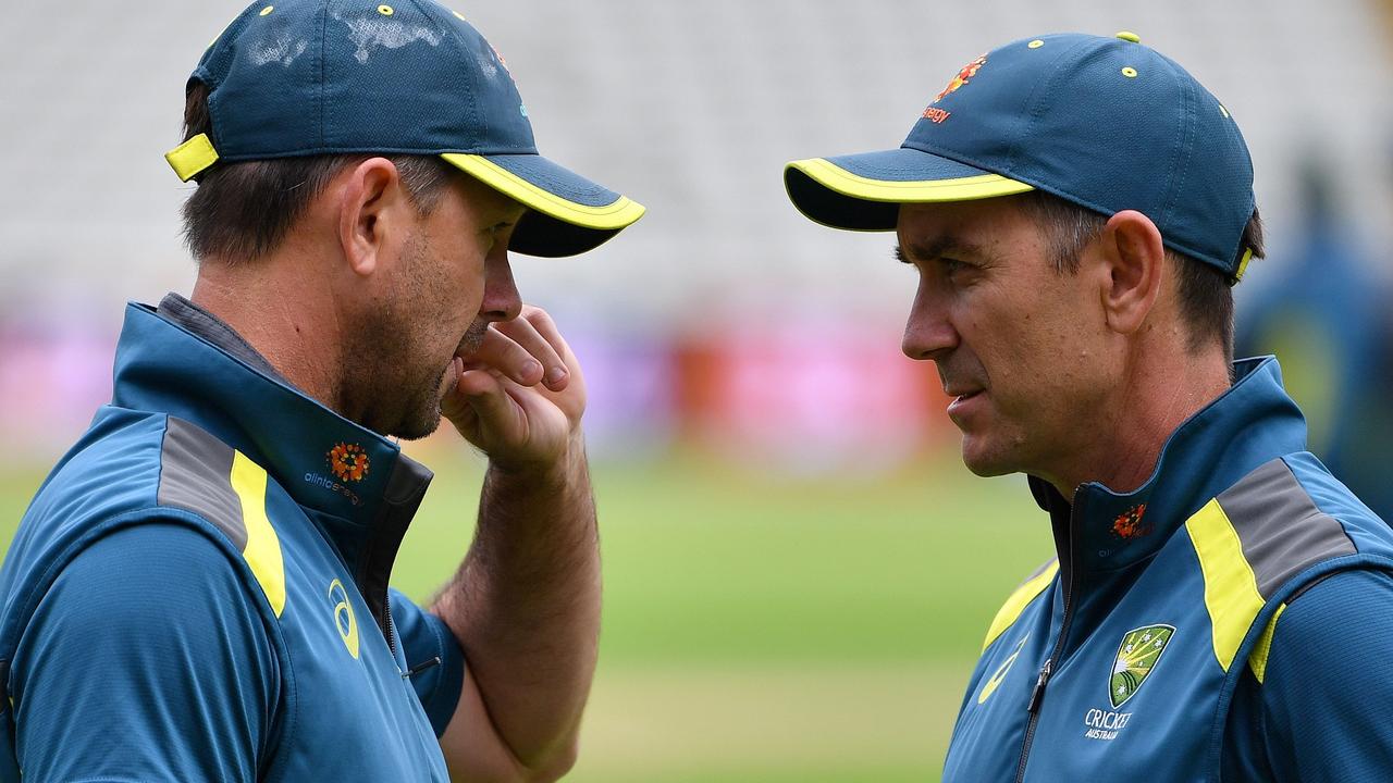 Justin Langer chats with Ricky Ponting during Australia’s World Cup campaign in 2019.