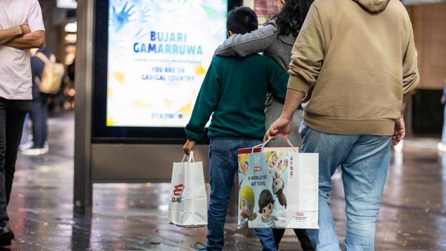 SYDNEY, AUSTRALIA - NewsWire Photos MAY 7, 2023: Winter shopping: Picture NCA NewsWire / Seb Haggett