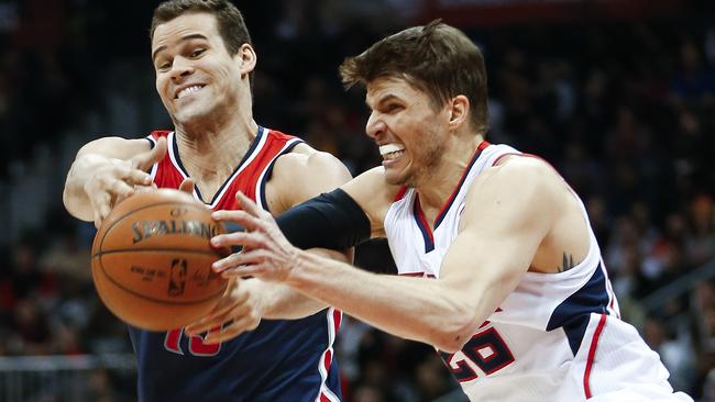 Atlanta Hawks guard Kyle Korver (26) steals the ball from Washington Wizards forward Kris Humphries.