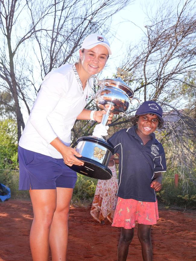 Ash Barty visits Mutitjulu school students in Uluru-Kata Tjuta National Park. Picture: TENNIS AUSTRALIA