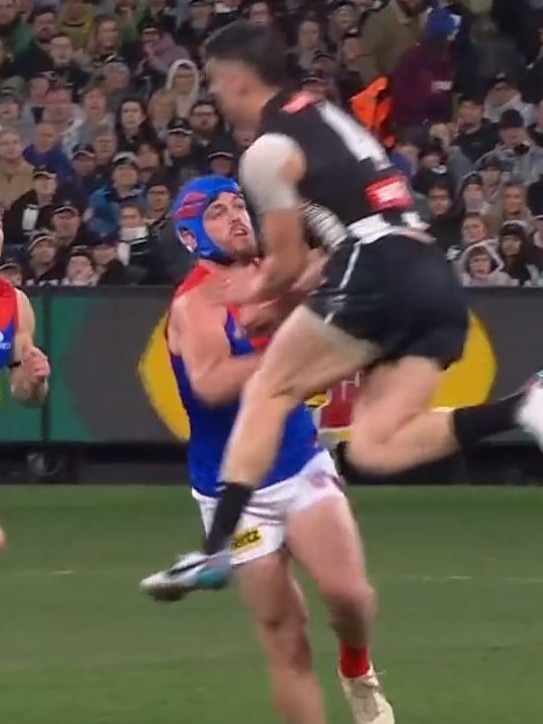 Angus Brayshaw of the Demons is being cleaned up by Brayden Maynard of the Magpies during the qualifying final between Collingwood and Melbourne at the MCG. Photo: Fox Sports