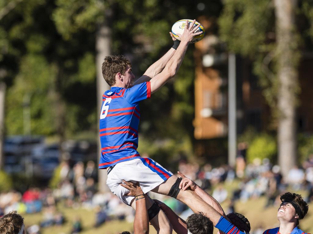 Johnny Ryan gets possession from a lineout.