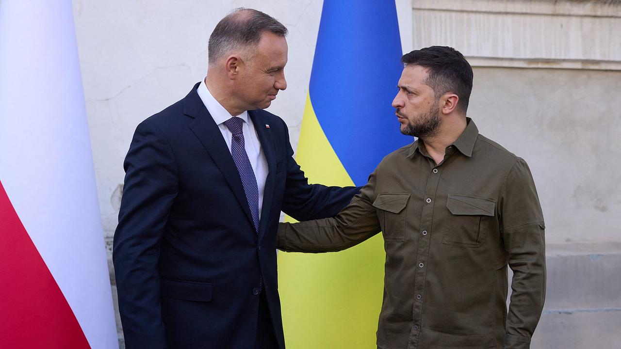 Ukraine's President Volodymyr Zelenskyy (R) speaks with Poland's President Andrzej Duda (L). Picture: AFP