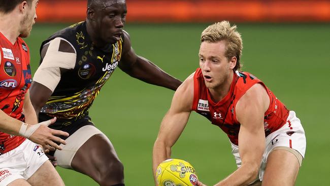 PERTH, AUSTRALIA - JUNE 05: Darcy Parish of the Bombers handballs during the round 12 AFL match between the Essendon Bombers and the Richmond Tigers at Optus Stadium on June 05, 2021 in Perth, Australia. (Photo by Paul Kane/Getty Images)