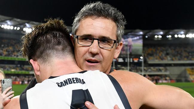BRISBANE, AUSTRALIA - SEPTEMBER 14: Coach Leon Cameron of the Giants celebrates victory with Toby Greene after the AFL Semi Final match between the Brisbane Lions and the Greater Western Sydney Giants at The Gabba on September 14, 2019 in Brisbane, Australia. (Photo by Bradley Kanaris/Getty Images)