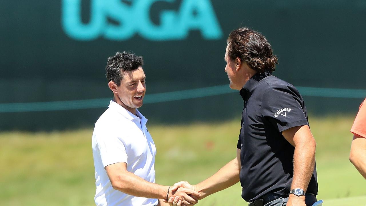 SOUTHAMPTON, NY - JUNE 14: (L-R) Rory McIlroy of Northern Ireland and Phil Mickelson of the United States shake hands as Jordan Spieth of the United States walks off on the ninth hole during the first round of the 2018 U.S. Open at Shinnecock Hills Golf Club on June 14, 2018 in Southampton, New York. Andrew Redington/Getty Images/AFP == FOR NEWSPAPERS, INTERNET, TELCOS &amp; TELEVISION USE ONLY ==