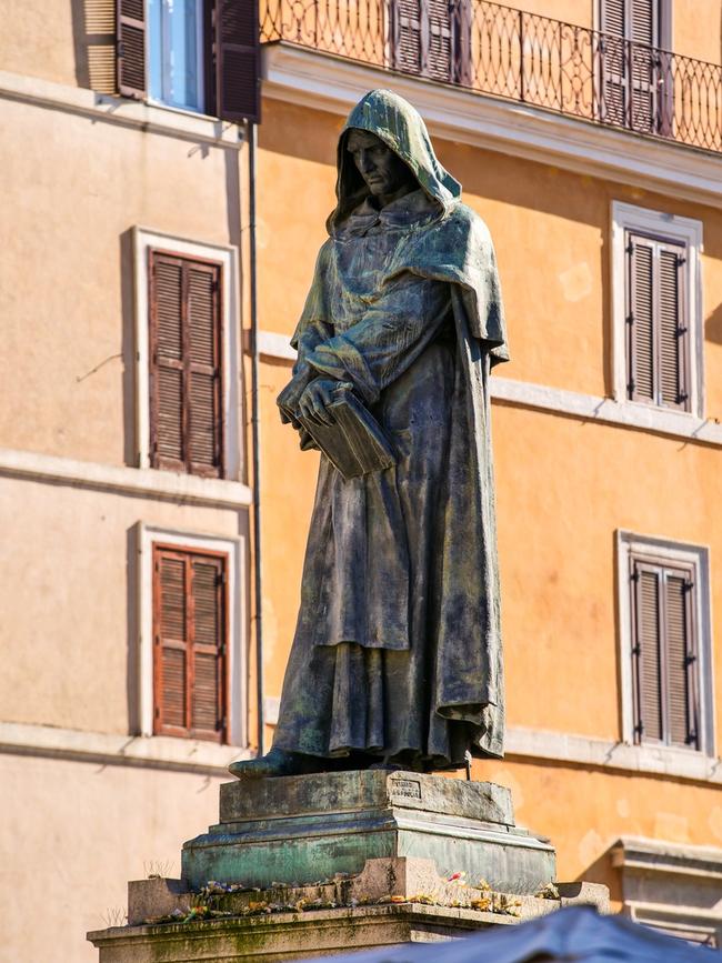 Statue of Giordano Bruno in the square.