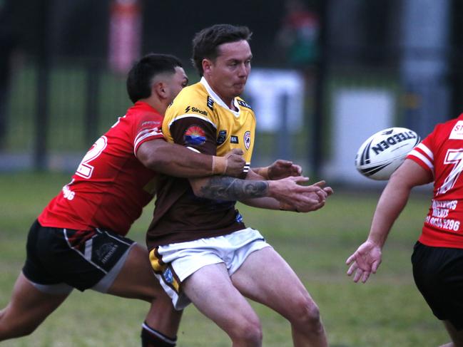 Lachlan Crossley gets a pass away. Photographer: Warren Gannon Photography