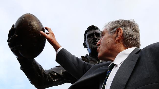 Former All Blacks player Sir Colin Meads has been honoured with a statue in his home town.