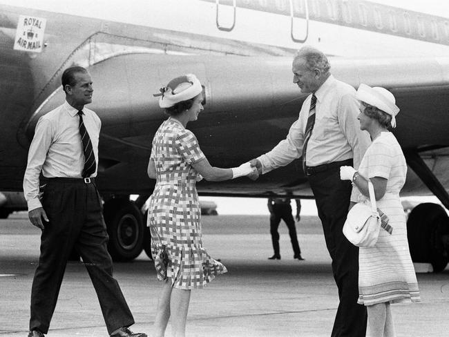 Queen Elizabeth and Prince Philip greeted by the former Administrator of the Northern Territory John England. NT News staff photographer.