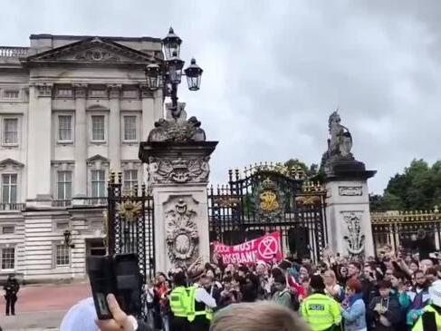 Crowd Gathers at Buckingham Palace as Starmer Meets King Charles