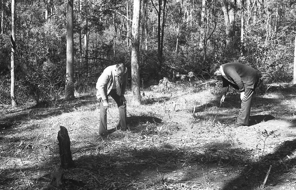 Historic: Crime: Murder Police investigate the site where the bodies of two Sydney nurses - Lorraine Wilson, 20, and Wendy Evan were found. Photo Chronicle Archives Published June 1976. Q598. Picture: The Chronicle Archives