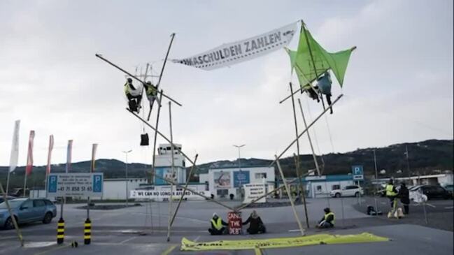 Davos: Climate activists block private jet airport