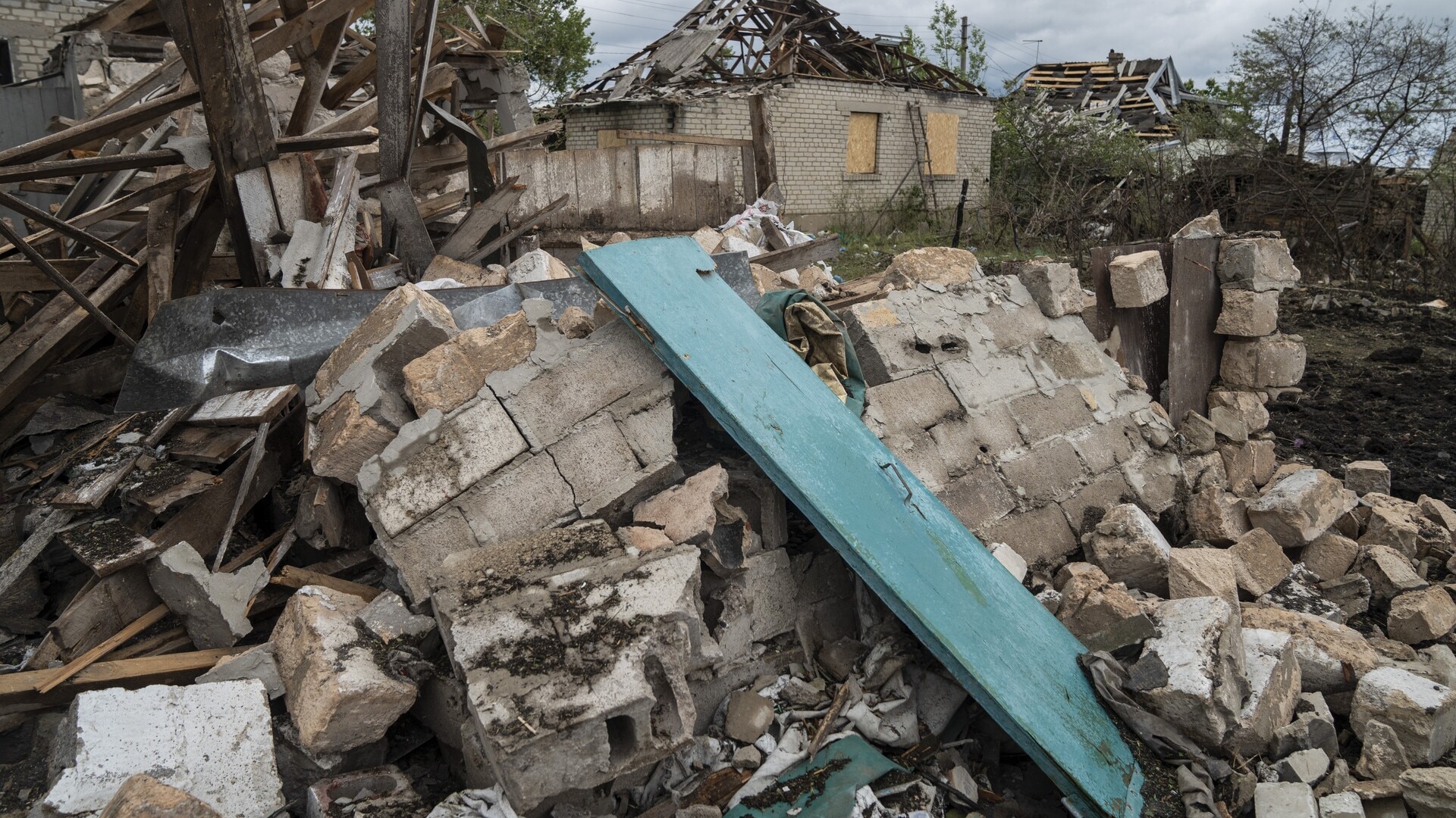 Russia continues bombing Ukraine following 'pretend' negotiations with Trump