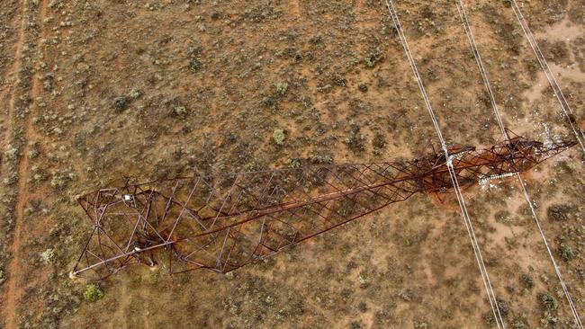 A 3.5km section of transmission lines in the Broken Hill region were damaged in severe storms leaving towns without power.