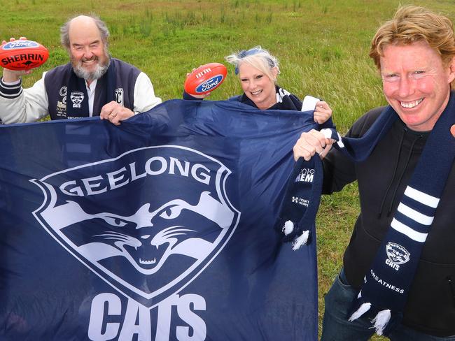 Cats Grand Final players back 2020 Cats premiership bid with giant #GeelongStrong signage Rory Costelloe - Founder and Executive Director of Villawood Properties,  Doug Wade, Cameron Ling and Kerrie Miers (Gryan Miers mum) get behind the Cats.picture: Glenn Ferguson