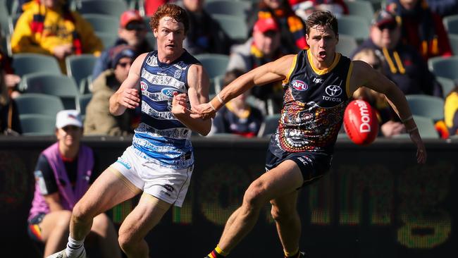 Cat Gary Rohan and Crow Jake Kelly compete for the footy. Picture: Matt Turner/AFL Photos via Getty Images