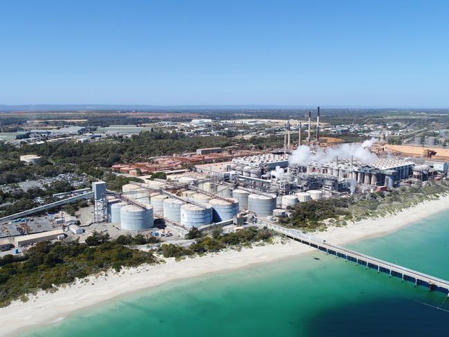 Alcoa confirms it will shut its ageing Kwinana refinery, with the loss of 700 jobs.
