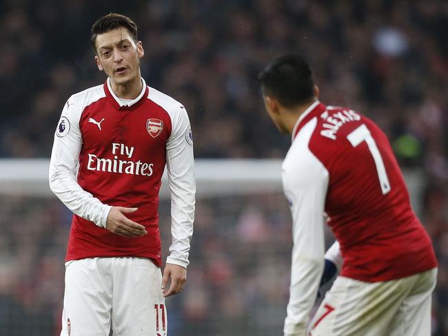 Arsenal's German midfielder Mesut Ozil (L) talks to Arsenal's Chilean striker Alexis Sanchez during the English Premier League football match between Arsenal and Tottenham Hotspur at the Emirates Stadium in London on November 18, 2017.  / AFP PHOTO / IKIMAGES / Ian KINGTON / RESTRICTED TO EDITORIAL USE. No use with unauthorized audio, video, data, fixture lists, club/league logos or 'live' services. Online in-match use limited to 45 images, no video emulation. No use in betting, games or single club/league/player publications.  /