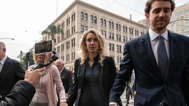 Elizabeth Holmes (C), founder and former CEO of blood testing and life sciences company Theranos, walks with her mother Noel Holmes and partner Billy Evans into the federal courthouse for her sentencing hearing on November 18, 2022 in San Jose, California. Photo: Amy Osborne