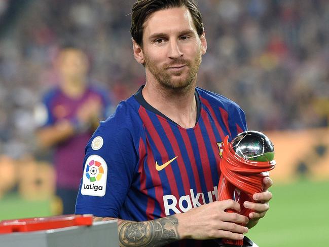 Barcelona's Argentinian forward Lionel Messi receives the Liga Best Player of the month award before the Spanish league football match FC Barcelona against Sevilla FC at the Camp Nou stadium in Barcelona on October 20, 2018. (Photo by LLUIS GENE / AFP)