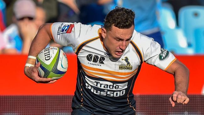 ACT Brumbies' Australian fullback Tom Banks (R) is tackled by Vodacom Bulls' South African scrum-half Ivan van Zyl during the SuperRugby match between the Vodacom Bulls and ACT Brumbies on May 26, 2018 at Loftus Versfeld, Pretoria, South Africa. / AFP PHOTO / Christiaan Kotze