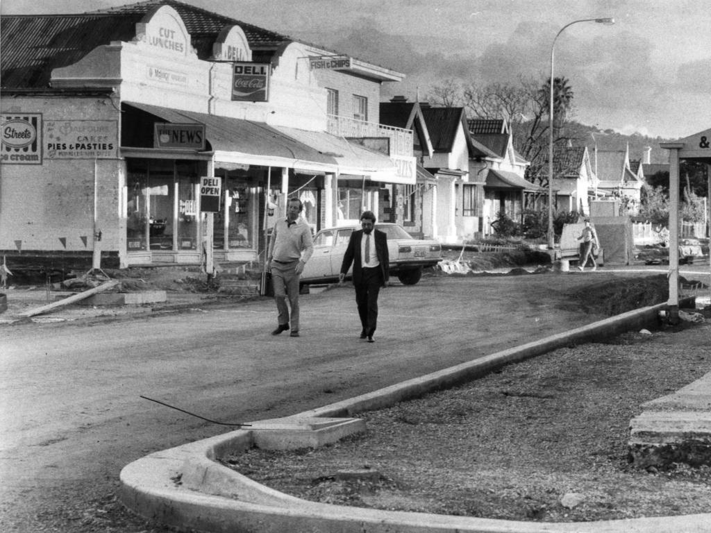 Roadworks in King William Rd, Unley, where the bitumen is being replaced with paving bricks, October 16, 1985. Source: File