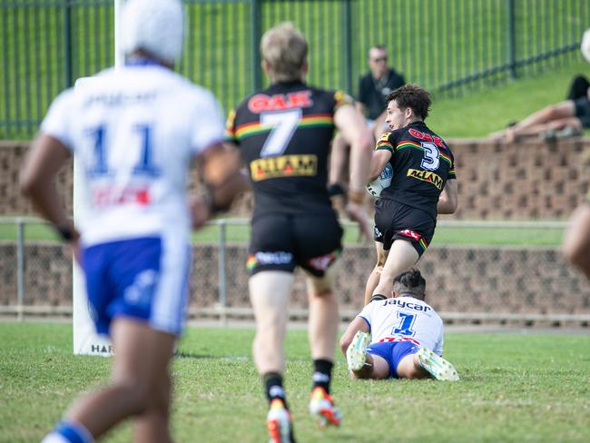 Hunter Bell scores a try. Picture: Julian Andrews