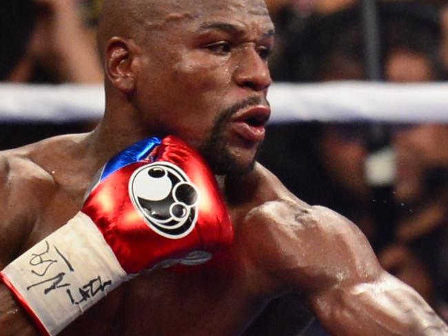 TOPSHOTS Manny Pacquiao (R) measures Floyd Mayweather Jr. (L) during their welterweight unification bout on May 2, 2015 at the MGM Grand Garden Arena in Las Vegas, Nevada. AFP PHOTO / FREDERIC J. BROWN