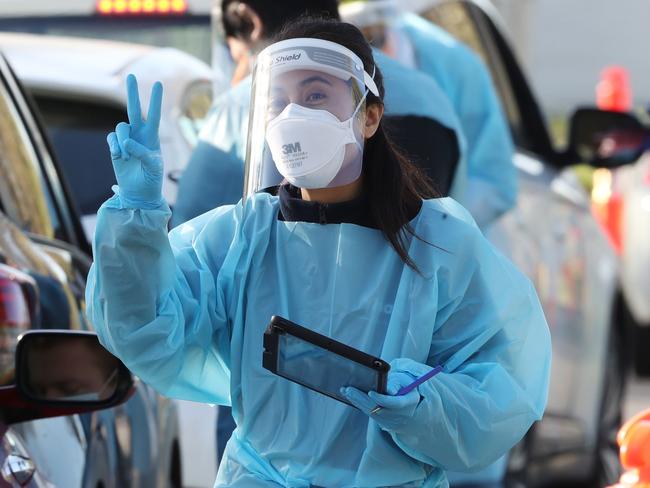 MELBOURNE, AUSTRALIA - NewsWire Photos, OCTOBER 6, 2021. Melbourne continues in a COVID-19 lockdown. People line up in their cars to be COVID tested at Albert Park. Picture: NCA NewsWire / David Crosling