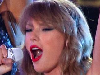 The best GIFs of Swift’s awkward dancing