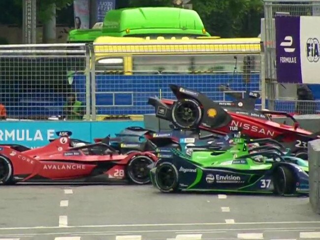 There was a huge pile-up in the Formula E race in Seoul.