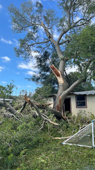 Australian expat assess the damage after Hurricane Milton