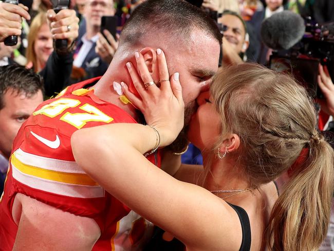 LAS VEGAS, NEVADA - FEBRUARY 11: Travis Kelce #87 of the Kansas City Chiefs kisses Taylor Swift after defeating the San Francisco 49ers 2 during Super Bowl LVIII at Allegiant Stadium on February 11, 2024 in Las Vegas, Nevada.   Ezra Shaw/Getty Images/AFP (Photo by EZRA SHAW / GETTY IMAGES NORTH AMERICA / Getty Images via AFP)