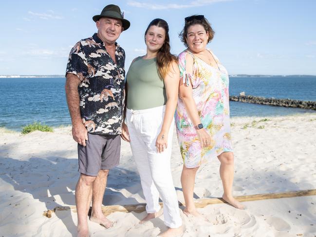 DAILY TELEGRAPH 14TH JAN 2025.Todd, Georgie and Simone Hinds on Lady Robinsons Beach, Monteray, Sydney.Photographer:Ted Lamb