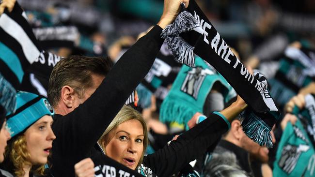 Port fans in full voice before the start of the elimination final. Picture: Daniel Kalisz/Getty Images