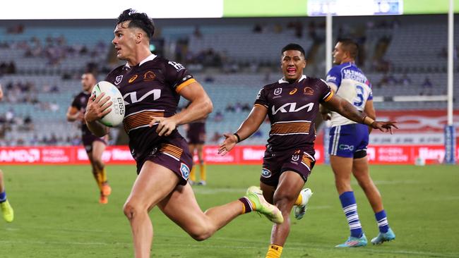 SYDNEY, AUSTRALIA - MARCH 20: Herbie Farnworth of the Broncos breaks away to score a try during the round two NRL match between the Canterbury Bulldogs and the Brisbane Broncos at Accor Stadium, on March 20, 2022, in Sydney, Australia. (Photo by Mark Kolbe/Getty Images)