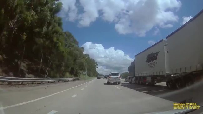 Truck and 4WD collide on the M1 on the Gold Coast