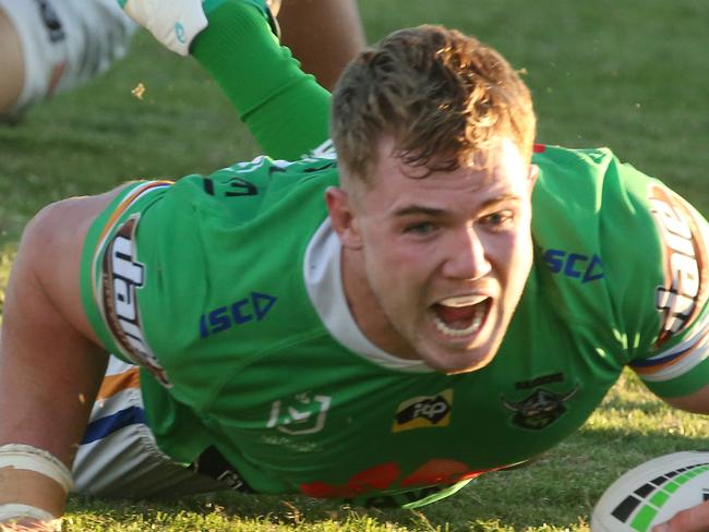 WAGGA WAGGA, AUSTRALIA - MAY 04: Hudson Young of the Raiders scores a try during the round eight NRL match between the Canberra Raiders and the Penrith Panthers at  McDonalds Park on May 04, 2019 in Wagga Wagga, Australia. (Photo by Mark Evans/Getty Images)