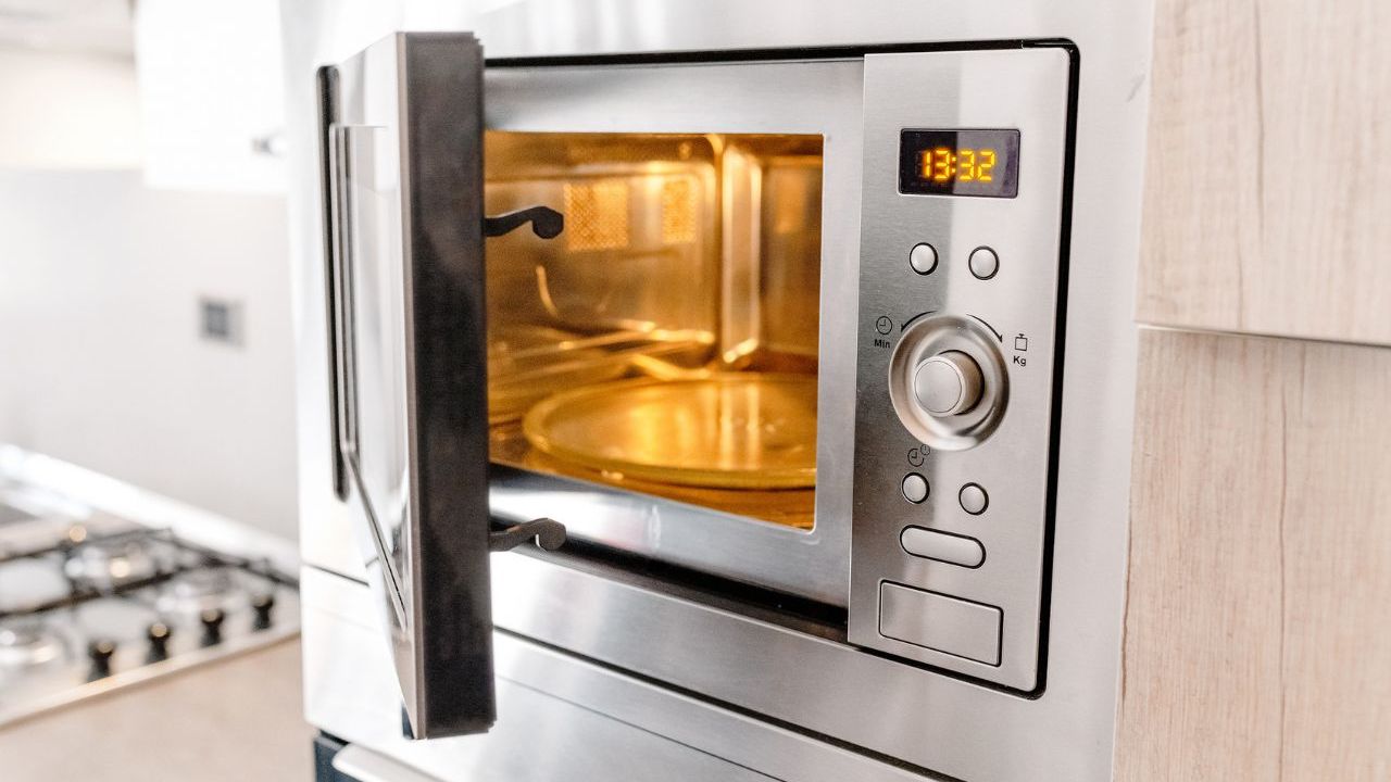 Here are the top microwaves shoppers are loving right now. Picture: iStock/Valentyna Yeltsova.