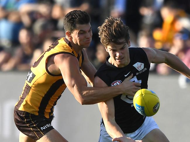 Paddy Dow of the Blues (right) and Jaeger OÕMeara of the Hawks are seen in action during the Round 6 AFL match between the Hawthorn Hawks and the Carlton Blues at UTAS Stadium in Launceston, Sunday, April 28, 2019. (AAP Image/Julian Smith) NO ARCHIVING, EDITORIAL USE ONLY