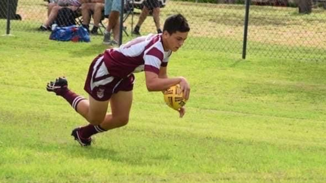 Harry Vidler scoring a try.