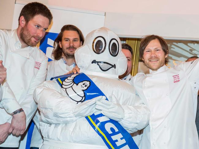 The Chef from Danish Restaurant Geranium, Rasmus Kofoed (C), celebrates his third Michelin star which he recived at a press conference on February 24, 2016 at hotel d'Angleterre in Copenhagen, where the Michelin Guide presented the year's new star restaurants in Denmark and the other Nordic countries. / AFP / Scanpix Denmark / Nikolai Linares / Denmark OUT