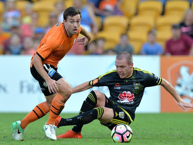 BRISBANE, AUSTRALIA - APRIL 16:  Tommy Oar of the Roar breaks away from the defence during the round 27 A-League match between the Brisbane Roar and the Wellington Phoenix at Suncorp Stadium on April 16, 2017 in Brisbane, Australia.  (Photo by Bradley Kanaris/Getty Images)