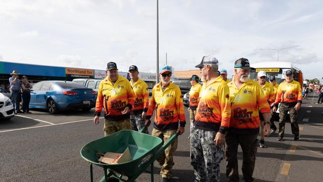 Competitors and fundraisers take the first steps of the 140km Great Wheelbarrow Race. photo: E.Tierney